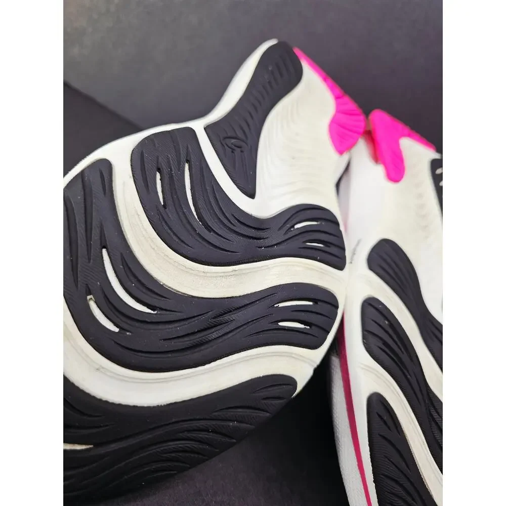 Asics Women 9.5 Comfy footwear